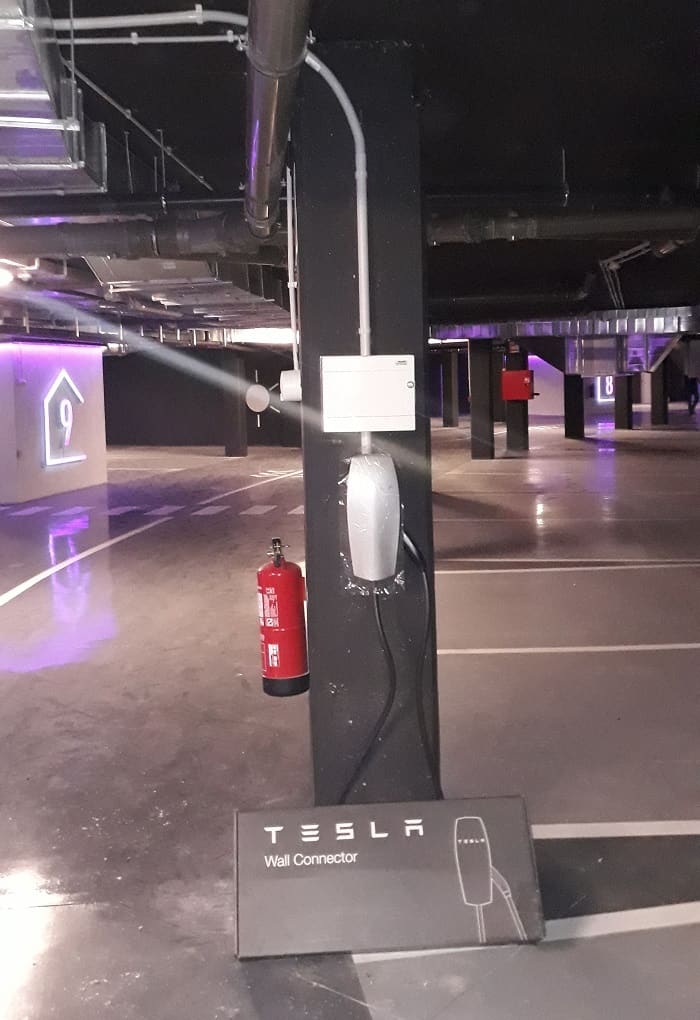 Instalación de punto de recarga para vehículo eléctrico Tesla