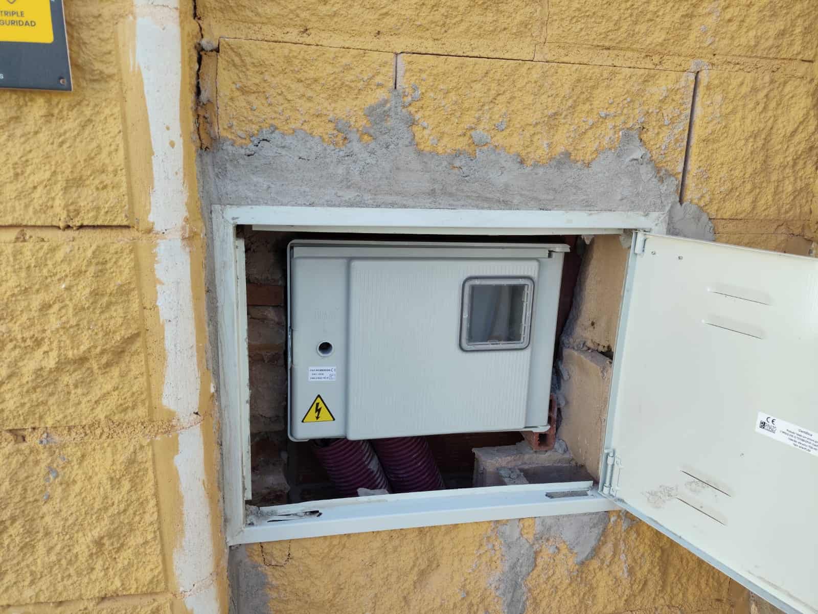 Instalación de caja de contador para nueva alta