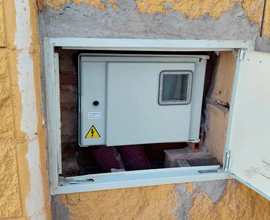 Instalación de caja de contador para nueva alta
